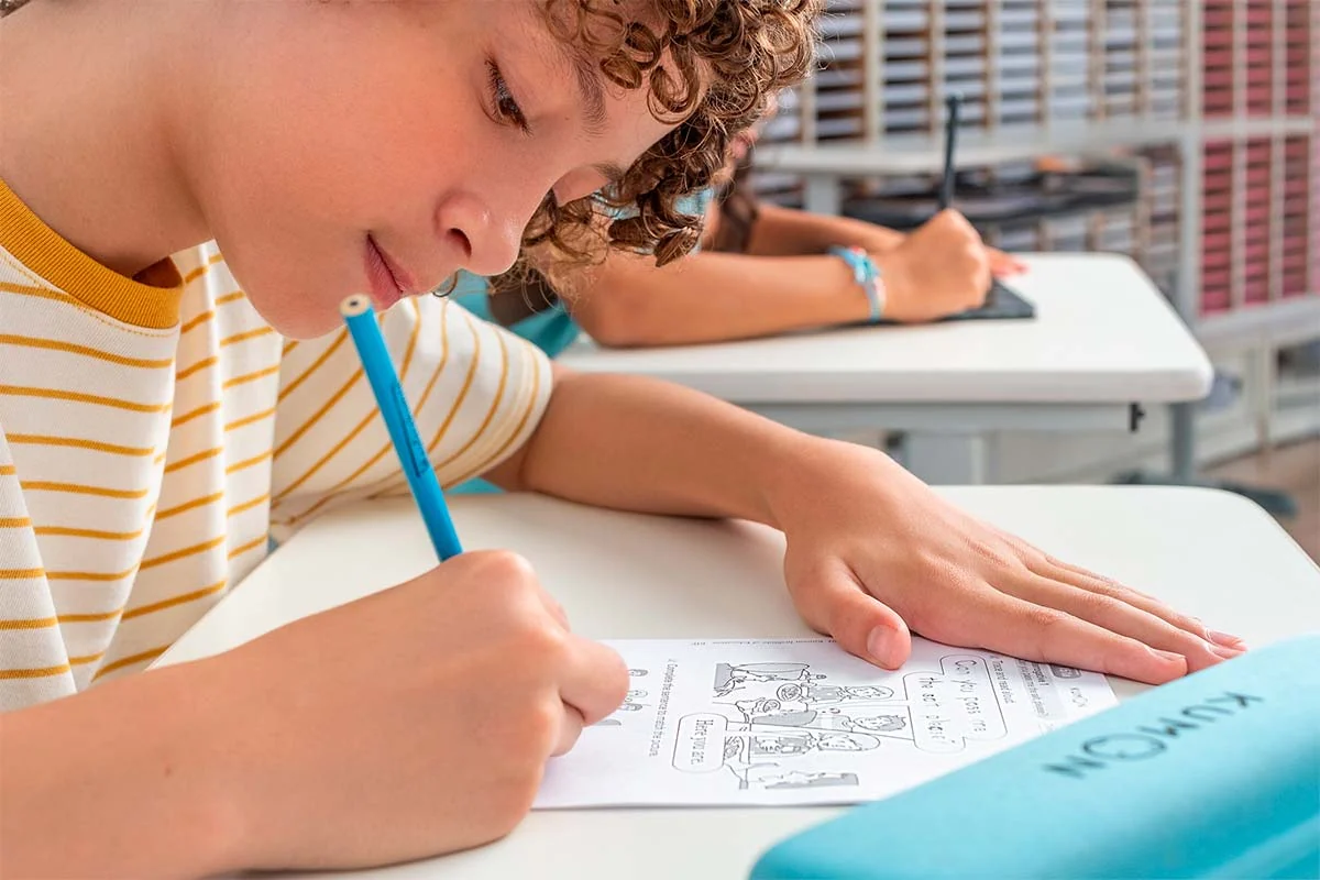 Aluno do Kumon resolvendo uma atividade de matemática